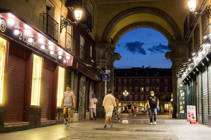 Varias personas pasean por la los soportales de la Plaza Mayor de Madrid durante el primer fin de semana de fase 1 de desescalada por la pandemia de coronavirus COVID19. En Madrid, España, a 29 de mayo de 2020.