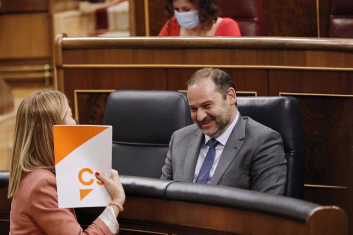 El ministro de Transportes, Movilidad y Agenda Urbana, José Luis Ábalos, sonríe a la diputada de Ciudadanos María Muñoz durante un pleno en el Congreso .