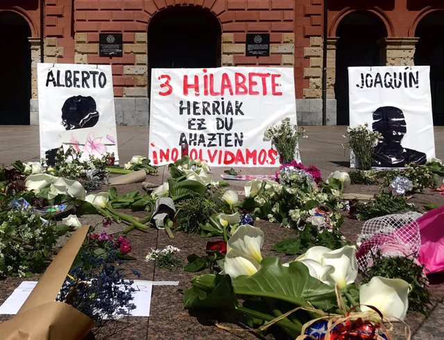 Eibar (Guipúzcoa) rinde homenaje a los trabajadores fallecidos hace tres meses en Zaldibar