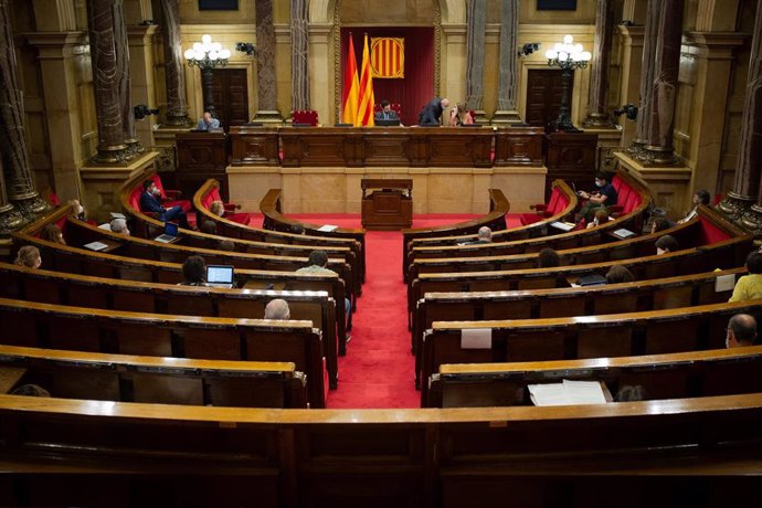Diputados en el Parlamento catalán durante la segunda sesión plenaria monográfica sobre la gestión de las residencias para personas mayores y para personas con discapacidad durante la pandemia del COVID-19, en Barcelona, Catalunya (España), a 8 de julio