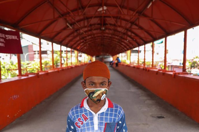 Un niño con mascarilla en la capital de Bangladesh, Daca, durante la pandemia de coronavirus