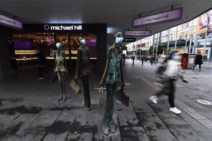 Dos esculturas con mascarilla en Melbourne, capital del estado de Victoria y la segunda ciudad más poblada de Australia