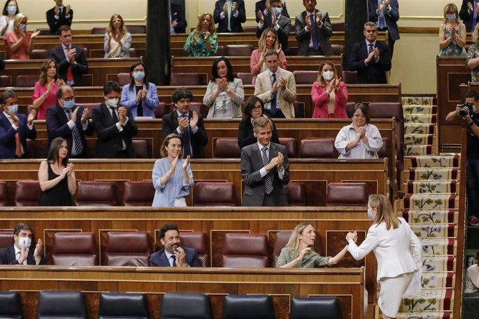 Los diputados del PP aplauden a a vicepresidenta segunda del Congreso y diputada del PP, Ana Pastor -que estrecha la mano de Cayetana Álvarez de Toledo- tras su intervención en una sesión plenaria en el Congreso de los Diputados, en Madrid (España), a 2