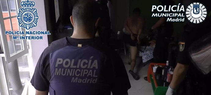 Agentes de Policía Municipal de Madrid y Policía Nacional desmantelan tres 'narcopisos' en el distrito de Tetuán.