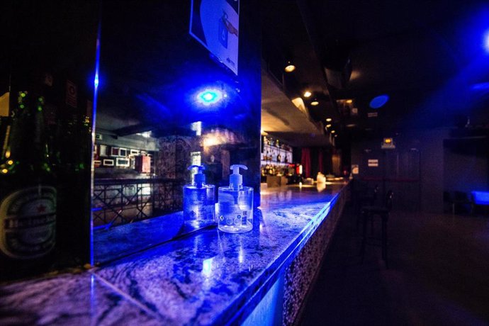 Gel desinfectante en una barra de una discoteca de Madrid
