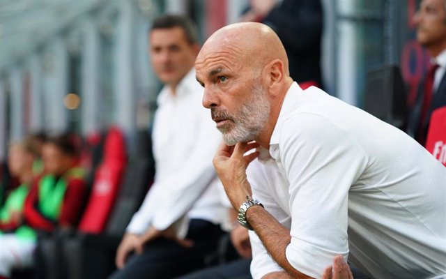 Stefano Pioli en el banquillo del Milan durante un partido