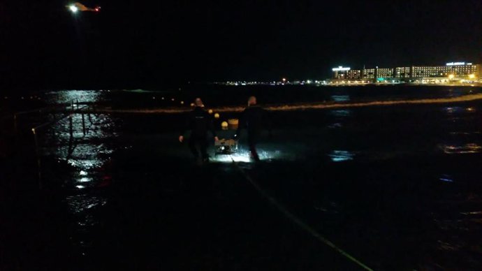 Los bomberos llevan al agua el nuevo dron de búsqueda subacuática en la playa de El Postiguet.