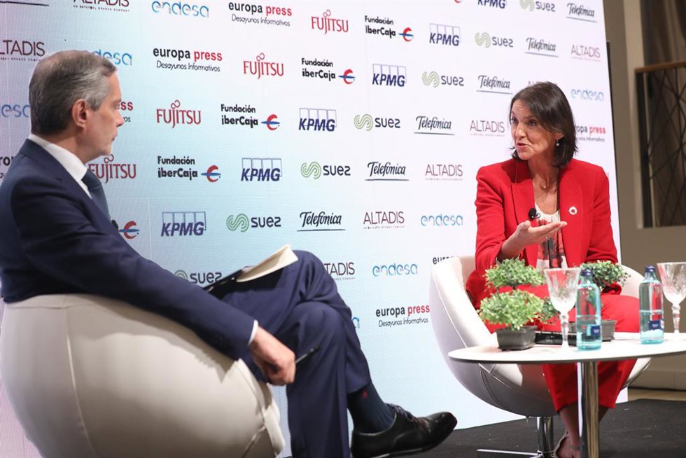 La ministra de Industria, Comercio y Turismo, Reyes Maroto, en una entrevista con el director de Europa Press, Javier García Vila, durante un Desayuno Informativo Europa Press celebrado en Espacio Villanueva, Madrid (España), a 22 de julio de 2020.