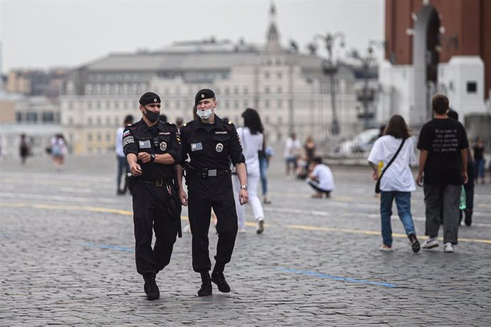 Policías con mascarilla patrullan la Plaza Roja de Moscú