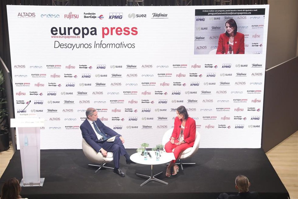La ministra de Industria, Comercio y Turismo, Reyes Maroto, en una entrevista con el director de Europa Press, Javier García Vila, durante un Desayuno Informativo Europa Press celebrado en Espacio Villanueva, Madrid (España), a 22 de julio de 2020.