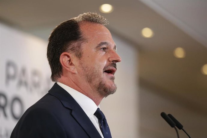 El candidato a lehendakari por la coalición Partido Popular y Ciudadanos, Carlos Iturgaiz, valora los resultados obtenidos por su formación durante la noche electoral del 12J
