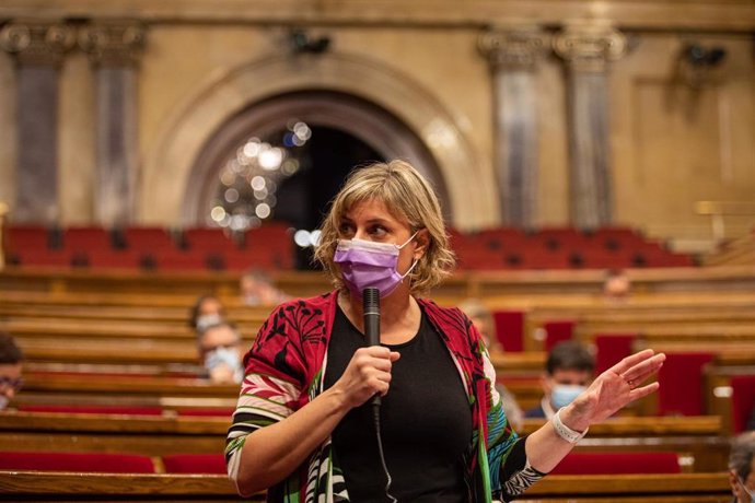 La consellera de Salud de la Generalitat, Alba Vergs, en el pleno del Parlament.