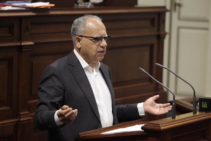 El portavoz de ASG en el Parlamento de Canarias, Casimiro Curbelo, durante una sesión plenaria