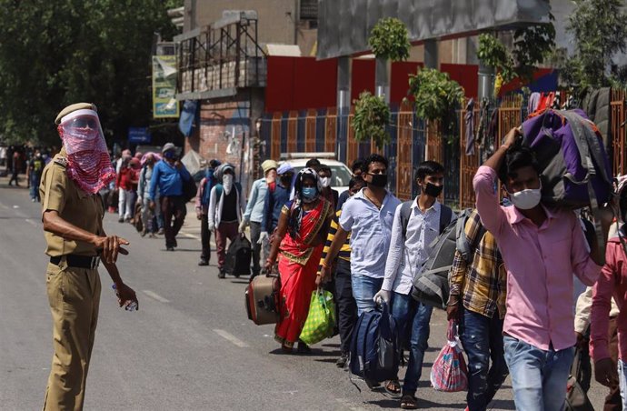 Cola para entrar en una estación de tren de Nueva Delhi durante la pandemia de coronavirus