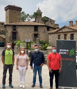 El diputado de Desarrollo y Medio Ambiente de la Diputación de Huesca, Roque Vicente, en Abizanda, junto a responsables municipales y miembros de Zona Zero.
