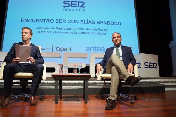 Elías Bendodo (d.) y el periodista de la Cadena SER Fernando Pérez Monguió (i.), este miércoles en Sevilla