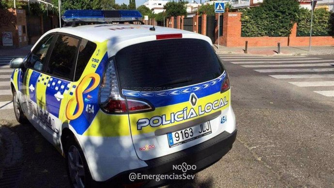 Un coche de la Policía Local de Sevilla en una imagen de archivo