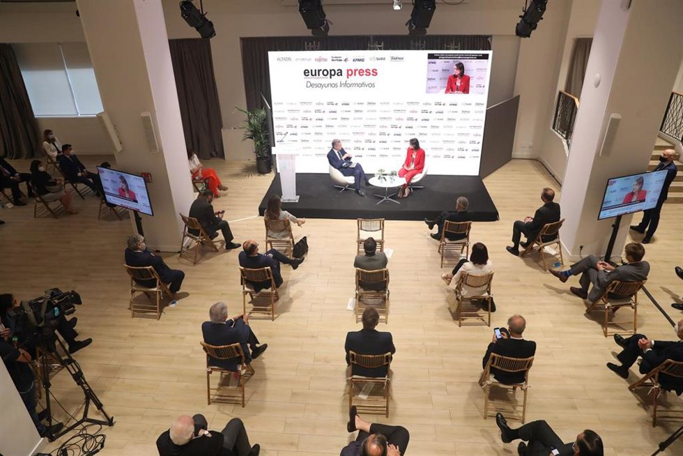La ministra de Industria, Comercio y Turismo, Reyes Maroto, en una entrevista con el director de Europa Press, Javier García Vila, durante un Desayuno Informativo Europa Press celebrado en Espacio Villanueva, Madrid (España), a 22 de julio de 2020.