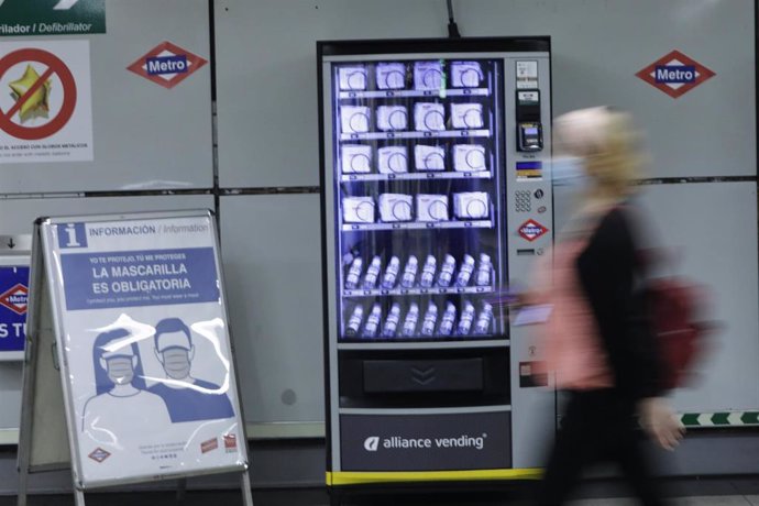 Una de las nuevas máquinas de 'vending' de mascarillas e hidrogel del Metro de Madrid