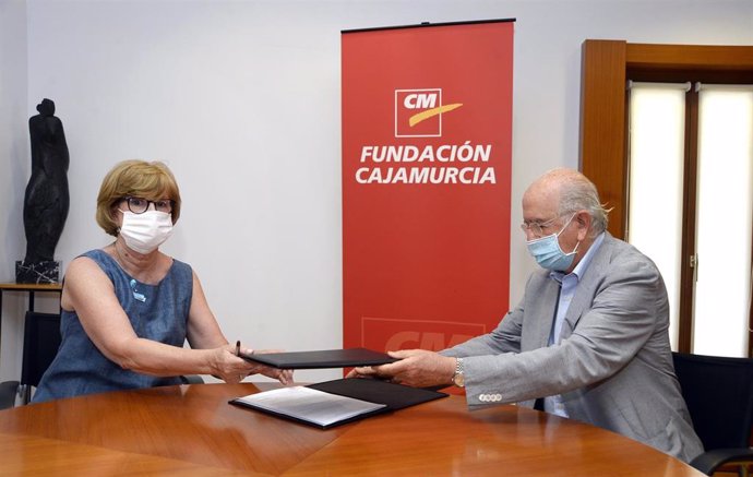El presidente de la Fundación Cajamurcia y consejero de Bankia, Carlos Egea, y la presidenta de Unicef Comité Autonómico de Murcia, Amparo Marzal, firman el acuerdo