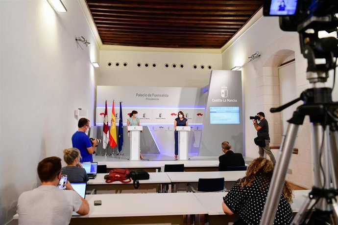 La portavoz del Gobierno, Blanca Fernández, y la consejera de Economía, Empresas y Empleo, Patricia Franco, en rueda de prensa.
