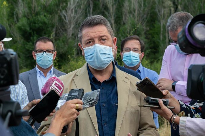 El presidente de Castilla-La Mancha, Emiliano García-Page, en Peralejos de las Truchas.