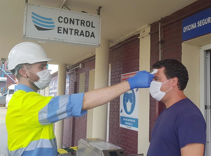 Toma de temperatura en las instalaciones de Atlantic Copper en Huelva.