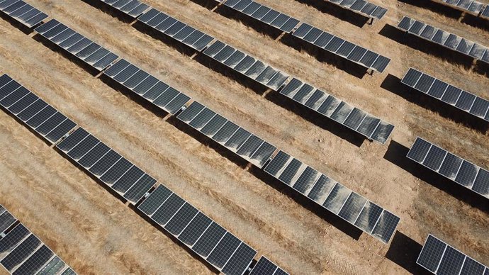 Imagen de archivo de los paneles solares de una planta fotovoltaica.