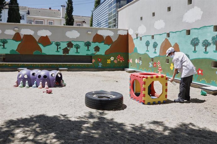 Instalaciones exteriores de la Escuela Infantil Gloria Fuertes, el día de su reapertura tras el parón por el coronavirus en Arganda del Rey, Madrid.
