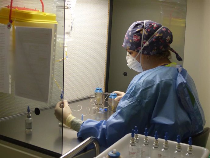 Imagen de una profesional del Hospital Infanta Leonor preparando infusores antibióticos.