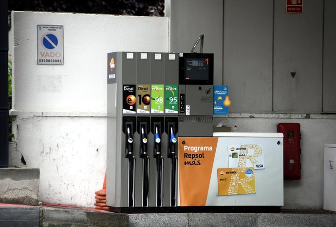 Surtidores de gasolina en una gasolinera el día en el que se ha publicado que el Índice de Precios de Consumo (IPC) recortó en abril siete décimas su tasa interanual, hasta el -0,7%. El organismo estadístico ha atribuido la disminución de la tasa intera