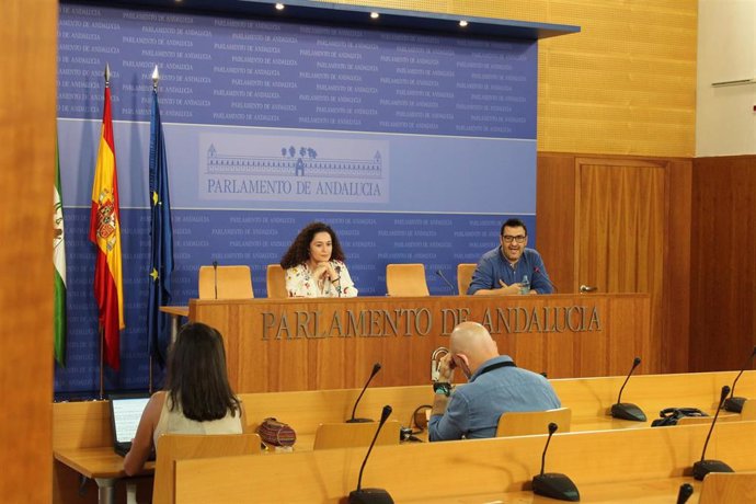 La portavoz parlamentaria de Adelante, Inma Nieto, y el diputado Guzmán Ahumada en rueda de prensa