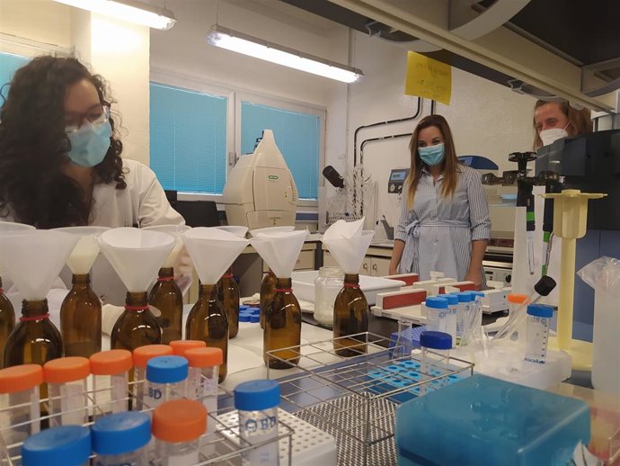 La consejera de Ciencia de Aragón, Maru Díaz, junto a la directora del CITA, Lucía Soriano, en los laboratorios del centro.