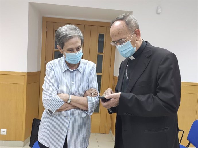 El obispo de Salamanca, Carlos López, junto a la directora de Cáritas Salamanca, Carmen Calzada, este miércoles.