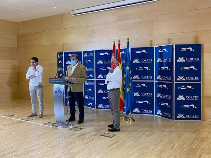 El secretario general de CCOO, Vicente Andrés; el presidente de Cecale, Santiago Aparicio, y el secretario general de UGT, Faustino Temprano.