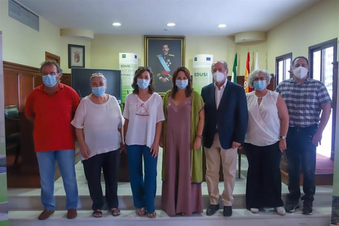 El presidente de la Diputación, Fernando Rodríguez Villalobos, durante su visita a Espartinas