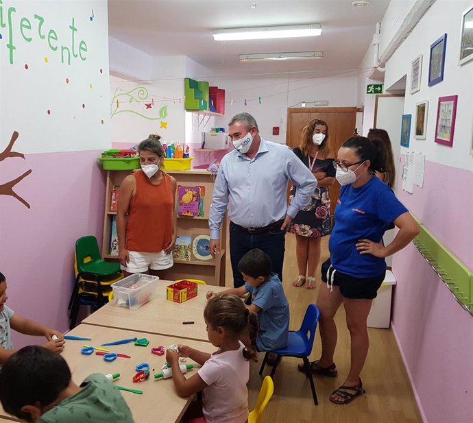 Np Igualdad: El Delegado Territorial Visita En Cádiz Una De Las Ocho Escuelas De Verano Para Niños En Exclusión