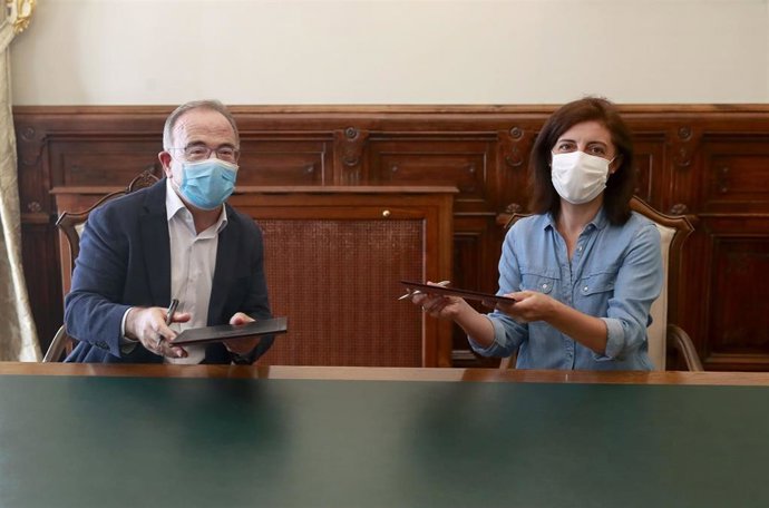 El alcalde de Santiago y la conselleira de Medio Ambiente, Territorio e Vivenda firman un convenio.