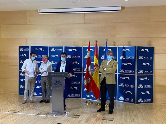 El secretario general del PSOECyL, Luis Tudanca, junto a los representantes de CCOO, UGT y Cecale.