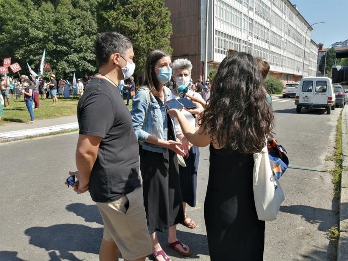 La diputada electa del BNG Olalla Rodil da declaraciones a los medios en una protesta de los sindicatos contra el protocolo de la Consellería de Educación para el próximo curso escolar