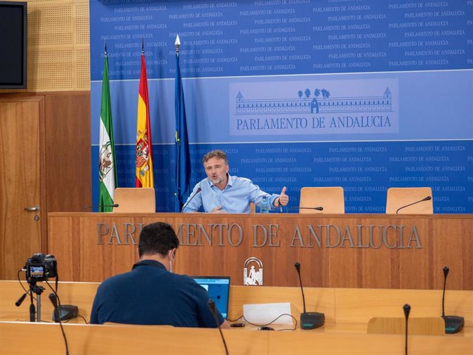 El portavoz parlamentario de los socialistas andaluces, José Fiscal, en rueda de prensa