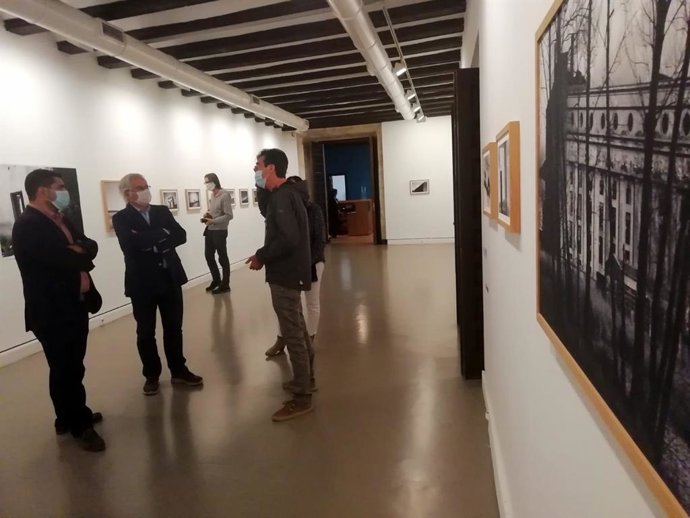 La exposición consta de 93 fotografías