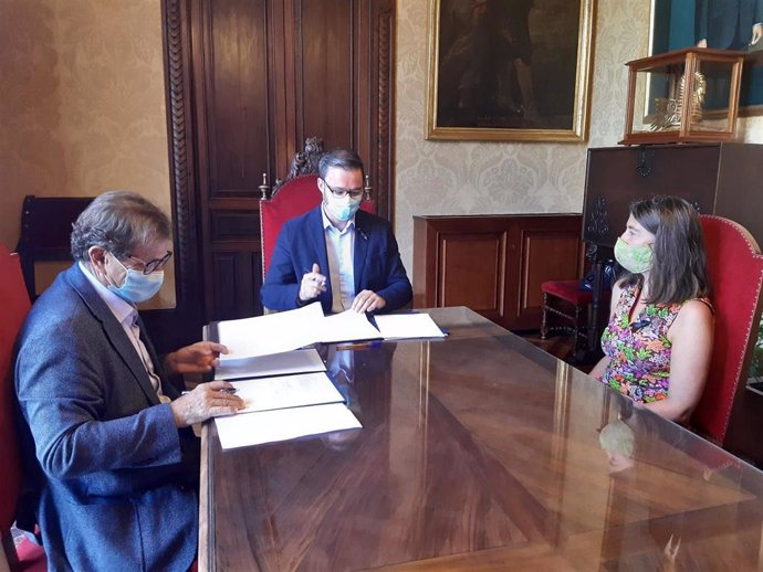 El alcalde de Palma, Jose Hila, y el rector de la UIB, Lloren Huguet, firman un protocolo de colaboración