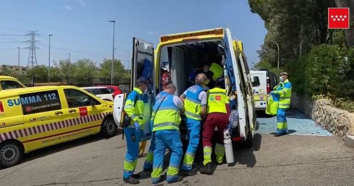 Personal sanitario del SUMMA 112 traslada a la joven herida electrocutada en un recinto deportivo de San Sebastián de los Reyes.
