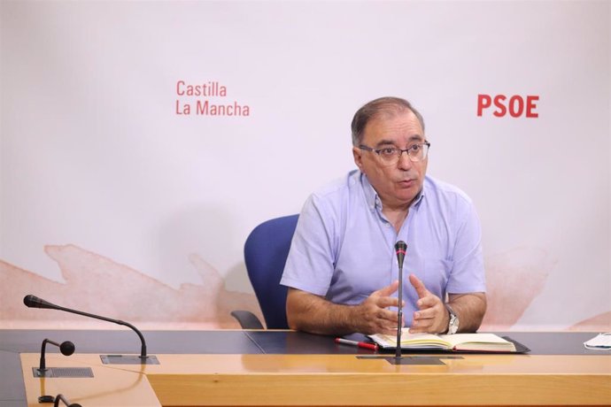 El diputado del PSOE, Fernando Mora, en rueda de prensa.