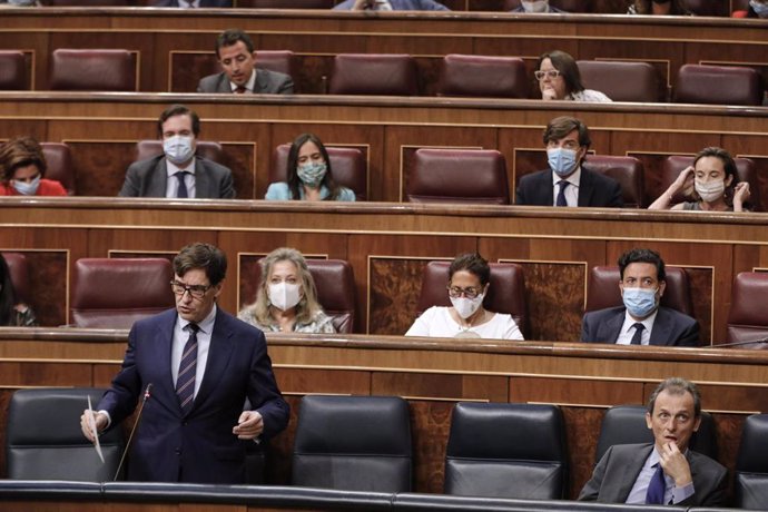 La vicepresidenta primera, Carmen Calvo, habla con el presidente del Gobierno, Pedro Sánchez, durante una sesión plenaria en el Pleno del Congreso en la que se votan las medidas de política social pactadas en el senado de la Comisión para la Reconstrucc