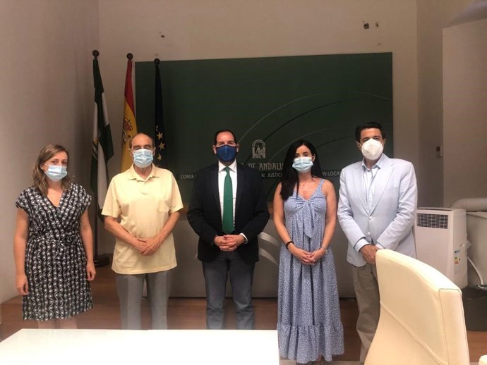 Reunión entre representantes de la Junta de Andalucía y de la Asociación Andaluza de Víctimas del Terrorismo