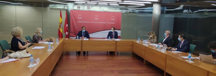 Nueva reunión del Observatorio Regional de Violencia de Género en el que han participado el consejero de Justicia, Interior y Víctimas, Enrique López, y el consejero de Políticas Sociales, Familias, Igualdad y Natalidad, Alberto Reyero.