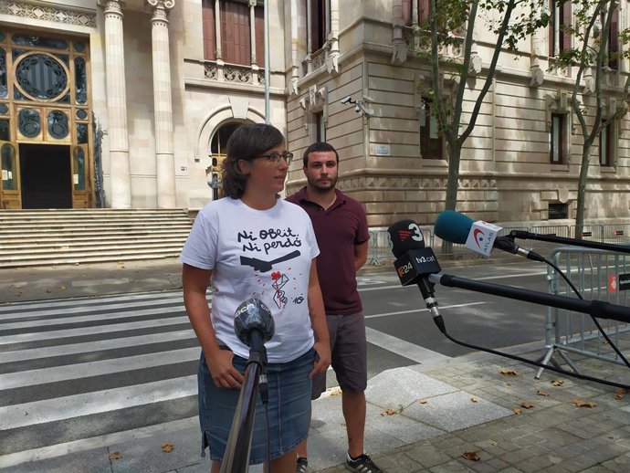 L'exdiputada de la CUP Mireia Boya i el portaveu del Secretariat Nacional del partit Edgar Fernández, davant del TSJC en la segona jornada del judici per presumpta desobedincia als exmembres de la Mesa del Parlament. Barcelona, 22 juliol del 2020.