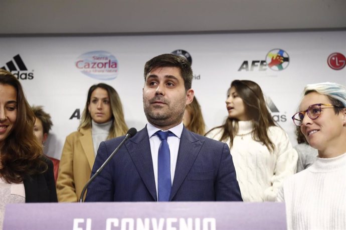 El presidente de la AFE, David Aganzo, junto a las portavoces de las jugadoras de Primera 